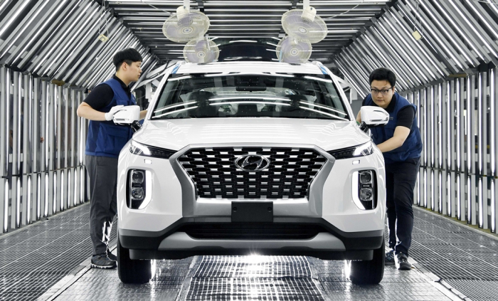 Hyundai　Motor　workers　inspect　the　Palisade,　its　large-size　SUV