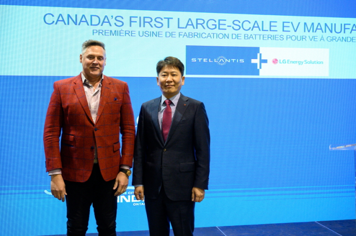 Stellantis　COO　Mark　Stewart　(left)　and　LG　Energy's　advanced　automotive　battery　division　chief　Kim　Dong-myung