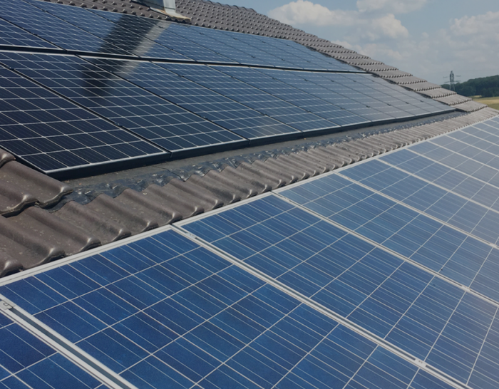 Solar　panels　installed　on　the　rooftop　of　a　private　house　in　France　(Courtesy　of　Q　Cells)