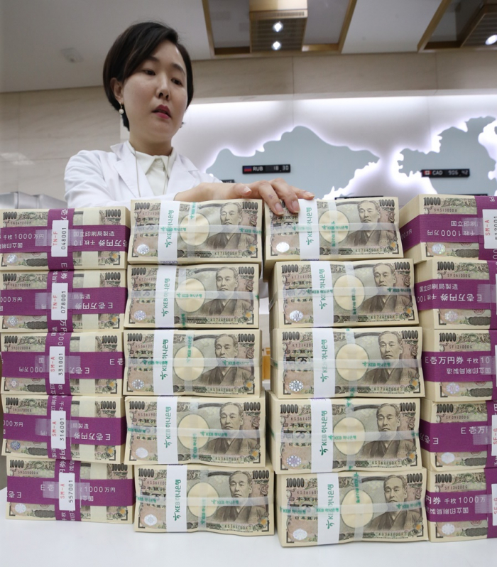 An　official　at　South　Korea’s　Hana　Bank　headquarters　in　Seoul　checks　Japanese　yen　banknotes