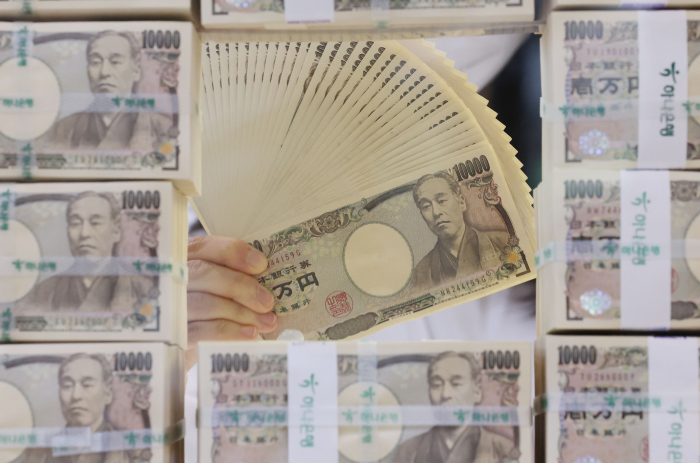 A　pile　of　Japanese　yen　banknotes　at　South　Korea’s　KEB　Hana　Bank　headquarters　in　Seoul