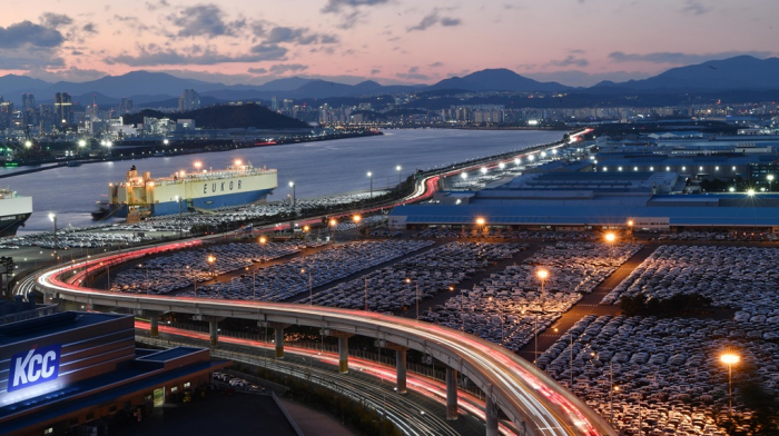 Hyundai　Motor　cars　are　loaded　into　a　cargo　ship　for　export　at　a　port　near　its　Ulsan　plant　in　South　Korea