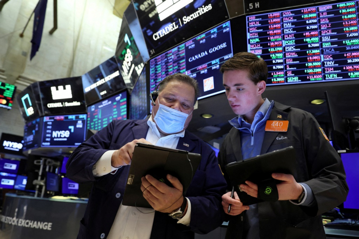 Traders　work　on　the　floor　of　the　New　York　Stock　Exchange　(NYSE)　on　March　21,　2022　(Courtesy　of　Reuters,　Yonhap)