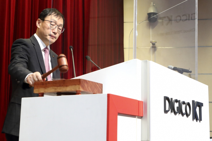 KT　CEO　Ku　Hyeon-Mo　at　the　company's　shareholders'　meeting