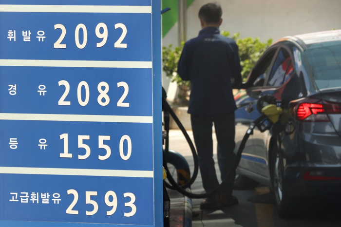 A　gas　station　in　Seoul.　South　Korea’s　consumer　prices　surged　4.1%　last　month　from　a　year　earlier,　the　largest　growth　since　December　2011.　Prices　of　petroleum　products　jumped　31.2%　on-year　with　global　energy　prices　soaring　due　to　the　war　in　Ukraine