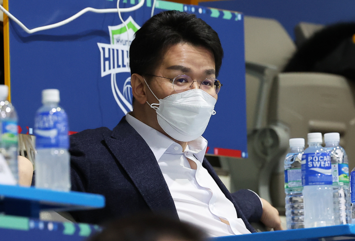 Hanjin　KAL　Chairman　Cho　Won-tae　attends　a　volleyball　match　of　his　company's　team　in　March　2022