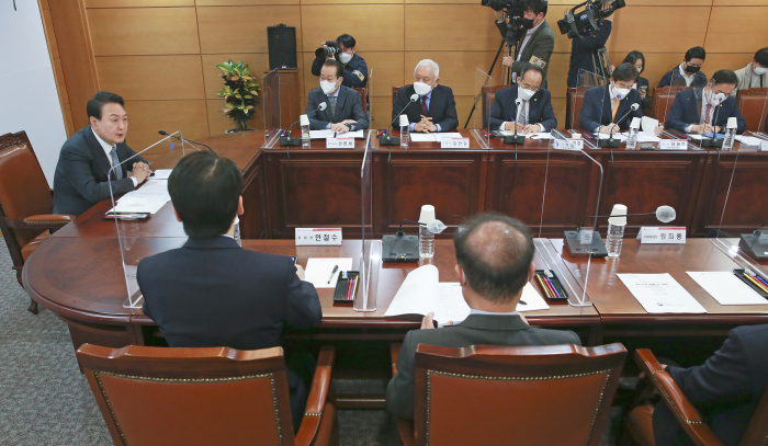 President-elect Yoon Suk-yeol (left) presides over a presidential transition committee meeting on April 5