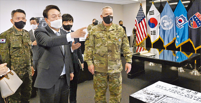 President-elect　Yoon　Suk-yeol　visits　the　South　Korea-USA　Combined　Forces　Command　on　April　7