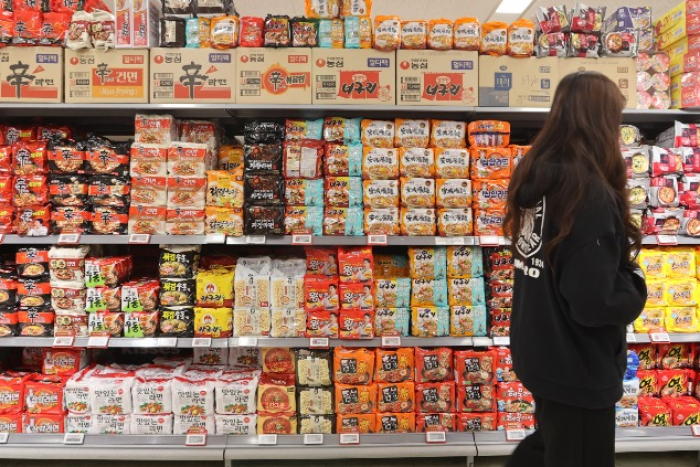 Instant　noodle　packages　on　display　in　a　supermarket　(Courtesy　of　Yonhap　News)