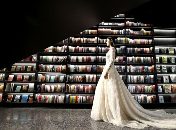 A　model　displays　a　dress　during　China　Fashion　Week