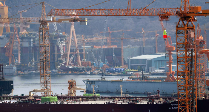 A　shipyard　in　Geoje,　South　Gyeongsang　Province,　South　Korea