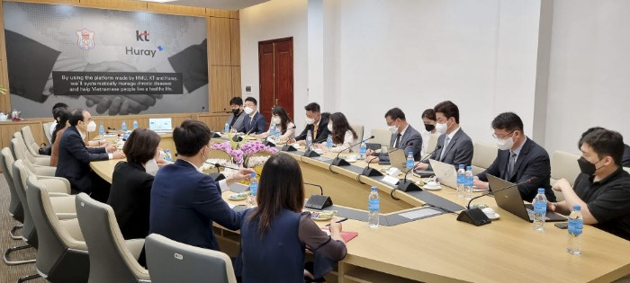 KT and Hanoi Medical University officials discuss digital healthcare partnerships (Courtesy of KT)