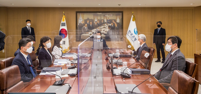 Joo　Sang-yong　(center),　Bank　of　Korea’s　Monetary　Policy　Board　member,　chairs　a　rate-setting　meeting　on　April　14,　2022,　as　the　central　bank　governor　nominee　Rhee　Chang-yong　has　yet　to　take　office