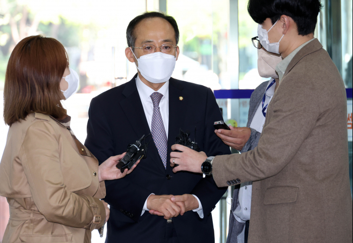 Choo　Kyung-ho　(second　left),　deputy　prime　minister　and　finance　minister　nominee,　speaks　to　reporters　on　April　11,　2022