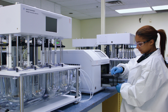 A　researcher　at　SK　Pharmteco's　laboratory