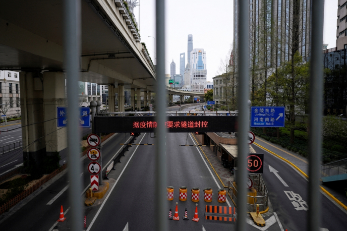 An　entrance　to　a　closed　tunnel　leading　to　the　Pudong　area　across　the　Huangpu　river　is　seen　through　a　fence　after　traffic　restrictions　amid　the　lockdown　to　contain　the　spread　of　the　COVID-19　in　Shanghai,　China　March　28,　2022.　(Courtesy　of　Reuters,　Yonhap)