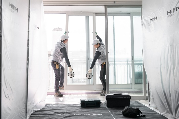 Hanssem　workers　remodel　an　apartment