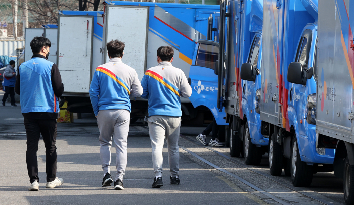 CJ　Logistics　employees　at　a　dispatch　center