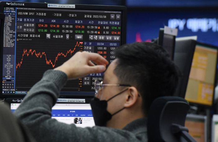 A　currency　trader　at　Hana　Bank　headquarters'　dealing　room　in　Myeong-dong,　Seoul