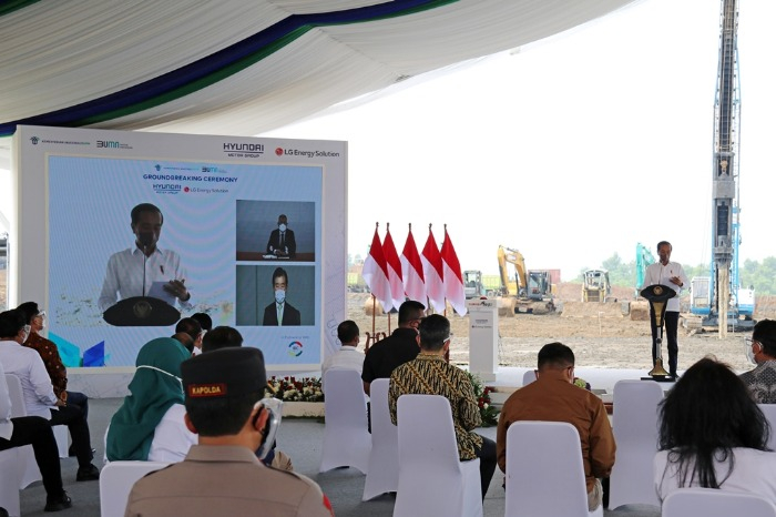 Indonesian　President　Joko　Widodo　(right)　speaks　at　the　Hyundai-LG　battery　plant　groundbreaking　ceremony　on　Sept.　15,　2021