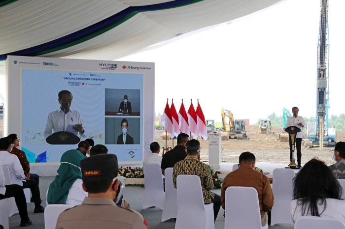 Indonesian President Joko Widodo (right) speaks at the Hyundai-LG battery plant groundbreaking ceremony on Sept. 15, 2021
