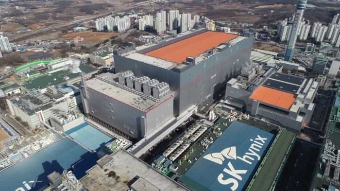 SK Hynix's M16 DRAM chip plant in Icheon, Gyeonggi Province, South Korea. SK Materials Airplus, wholly owned by holding company SK Inc., will sell a factory that supplies industrial gas to the plant. (Courtesy of SK Hynix)