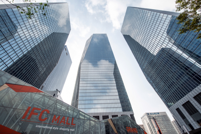 IFC　Seoul　comprises　three　office　towers,　including　IFC　Mall　and　Conrad　Seoul　Hotel