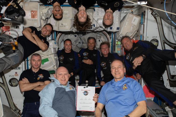 The　11-person　crew　aboard　the　ISS　(Courtesy　of　NASA)