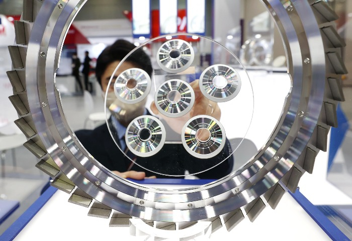Blade　and　grinding　wheel　on　display　at　SEMICON　Korea　2022
