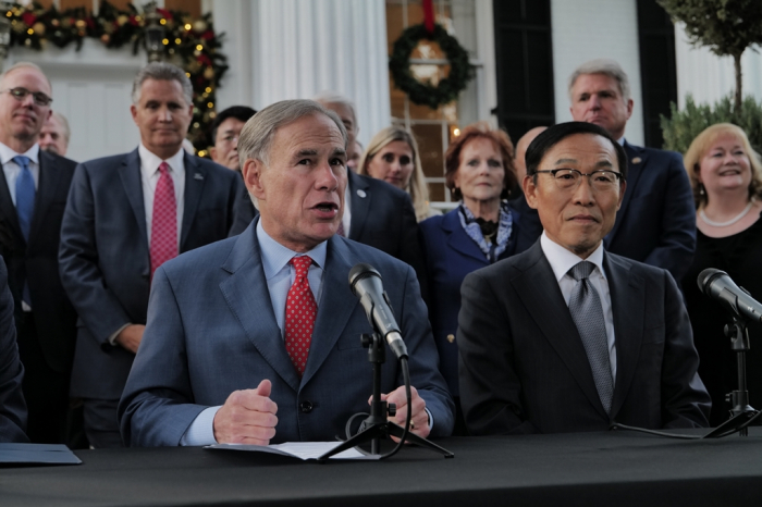 Texas Governor Greg Abbott (left) and Samsung Vice Chairman Kim Ki-nam announce the billion plant deal on Nov. 24, 2021 (Courtesy of Samsung Electronics)
