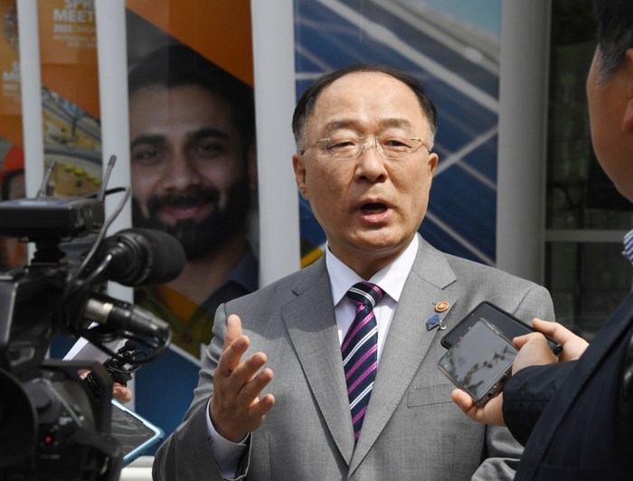 South　Korea’s　Finance　Minister　Hong　Nam-ki　speaks　to　reporters　in　Washington,　D.C.　on　April　21,　2022,　where　he　attends　a　meeting　of　G20　finance　ministers　and　central　bank　governors　(Courtesy　of　the　Ministry　of　Economy　and　Finance)