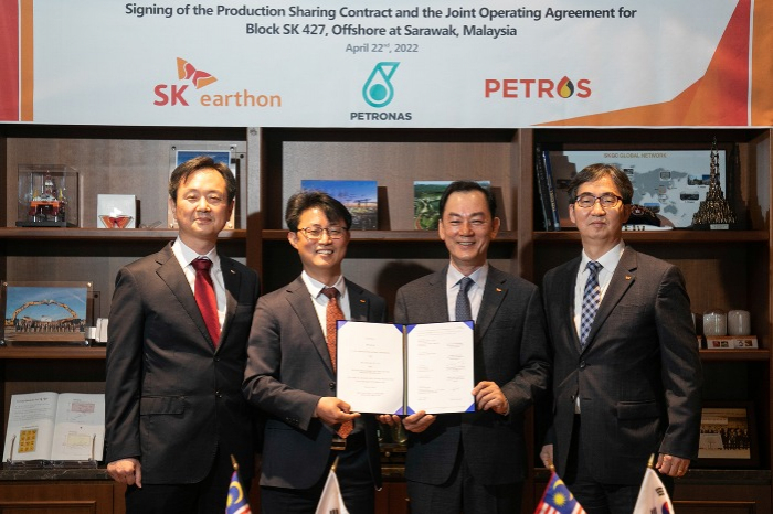 SK　Earthon　officials　sign　a　contract　on　April　22　to　develop　and　operate　SK427
