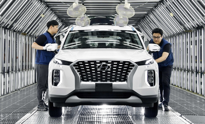 Hyundai Motor workers inspect the Palisade, its large-size SUV, on an assembly line