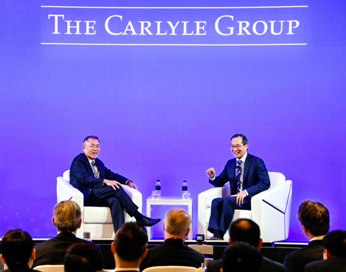 Hyundai　Motor　Group　Chairman　Chung　Euisun　(left)　and　Carlyle　Group　CEO　Kewsong　Lee　at　a　fireside　chat　in　Seoul,　May　2019