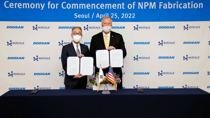 Doosan　Enerbility　CEO　Park　Geewon　(left)　and　NuScale　Power　CEO　John　Hopkins　(right)　sign　an　equipment　supply　agreement　at　Doosan　Tower