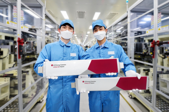 LG　Energy　Solution’s　staffs　showcase　a　long　cell　battery　it　develops　(Courtesy　of　LG　Energy　Solution)