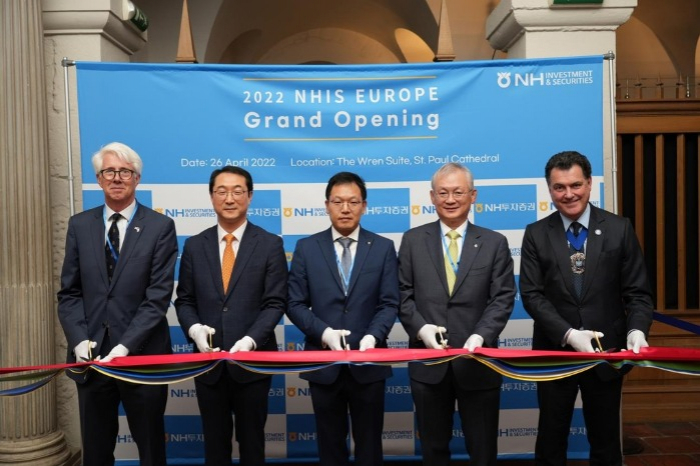 NH Investment & Securities celebrates the opening of its London affiliate on April 26 (Courtesy of NH)