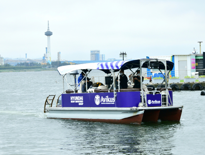Avikus　test　drives　its　autonomous　boat　on　Pohang　Canal　in　April　2021