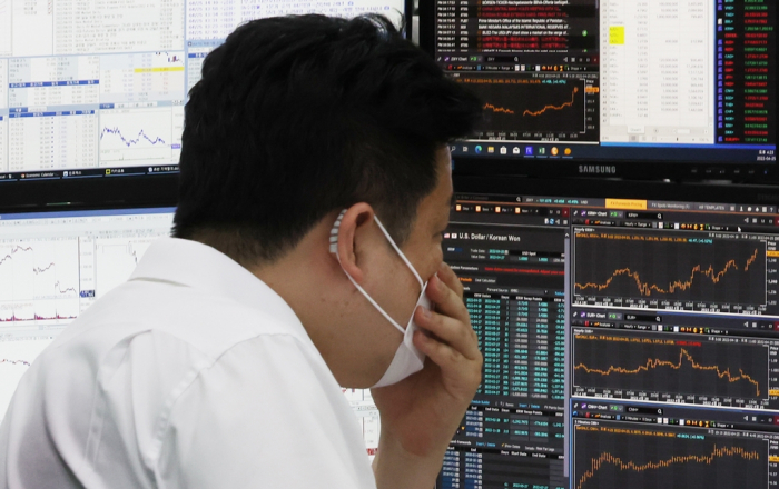 A　currency　trader　at　Hana　Bank　headquarters'　dealing　room　in　Myeong-dong,　Seoul