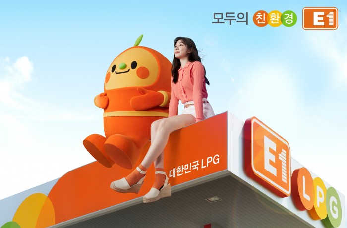 E1　advertising　campaign　featuring　Olylmpics　champion　Kim　Yona　and　the　company's　promotional　character