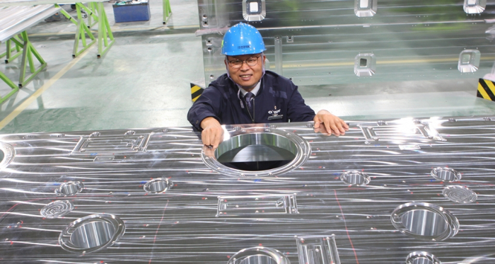 YKMC　CEO　Jang　Kwan-Seop　checks　aluminum　material　for　display　vacuum　chambers　at　the　company’s　plant　in　Asan,　South　Korea