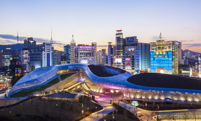 Nighttime　view　of　Dongdaemun　Design　Plaza　in　northern　Seoul