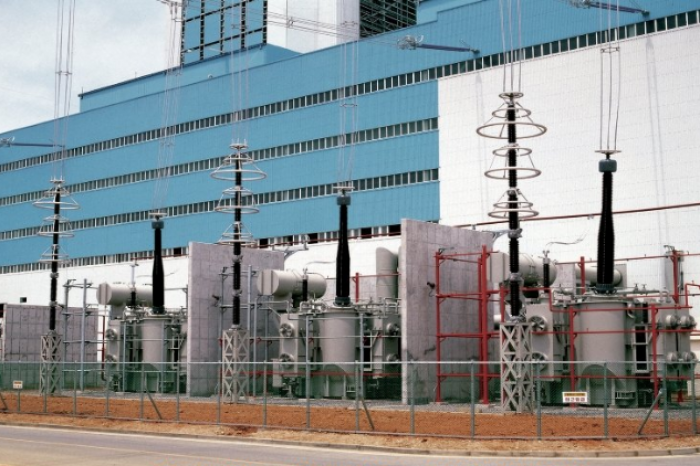 An　extra-high-voltage　Hyundai　Electic　transformer　at　a　power　plant　in　Dangjin,　Korea　(Courtesy　of　Hyundai　Electric)