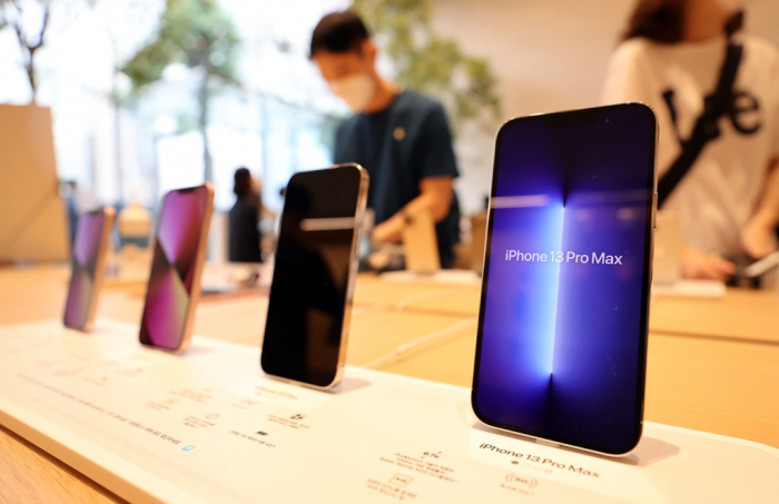 The　iPhone　13　series　on　display　at　an　Apple　store　in　Seoul