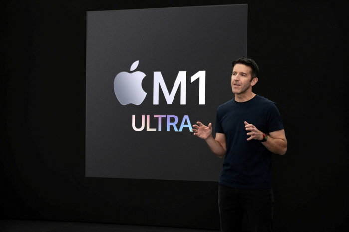 Apple　Senior　Vice　President　of　Hardware　Engineering　John　Ternus　introduces　M1　Ultra　during　a　special　event　at　Apple　Park　in　Cupertino,　California　during　a　March　8　broadcast　(Courtesy　of　Reuters,　Yonhap)