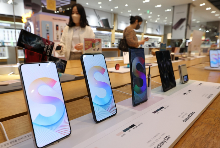 Samsung　Electronics’　latest　flagship　Galaxy　S22　on　display　at　a　store　in　Seoul