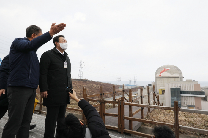 South　Korea's　President-elect　Yoon　Suk-yeol　(second　left)　visits　the　construction　site　of　a　nuclear　power　plant,　the　building　of　which　was　suspended　on　Dec.　29,　2021