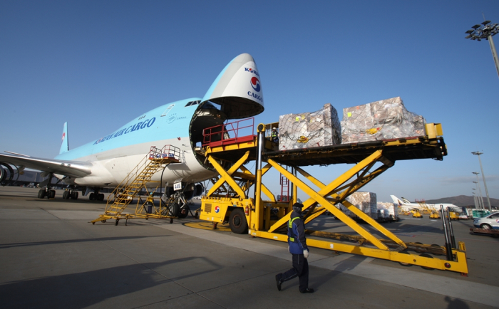 Cargoes　are　loaded　on　Korean　Air’s　airplane　(Courtesy　of　Incheon　International　Airport　Corp)