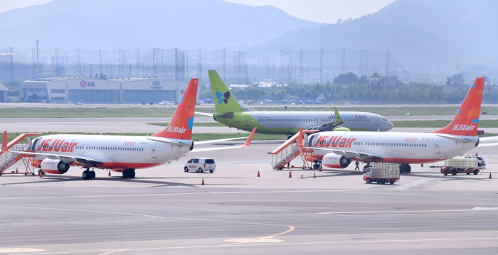 Airliners　of　Jeju　Air　and　Jin　Air,　Korean　Air's　LCC　unit,　at　Gimpo　International　Airport　in　Seoul