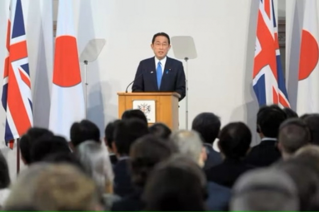 Kishida Fumio speaks at a meeting in Guildhall, City of London on May 5